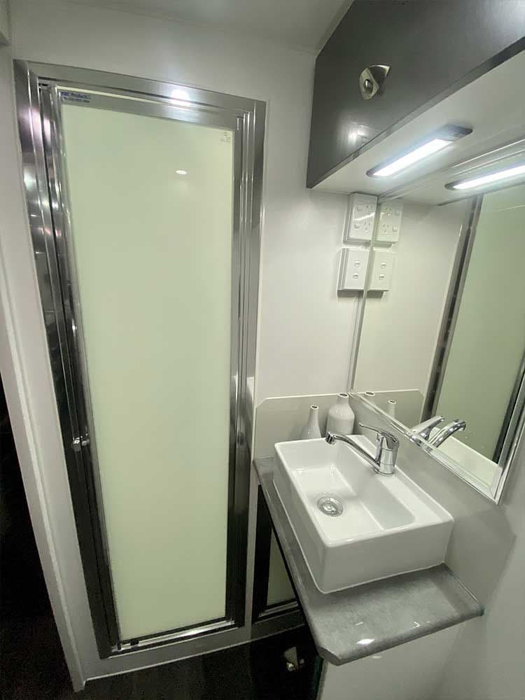 Classic — One-piece shower