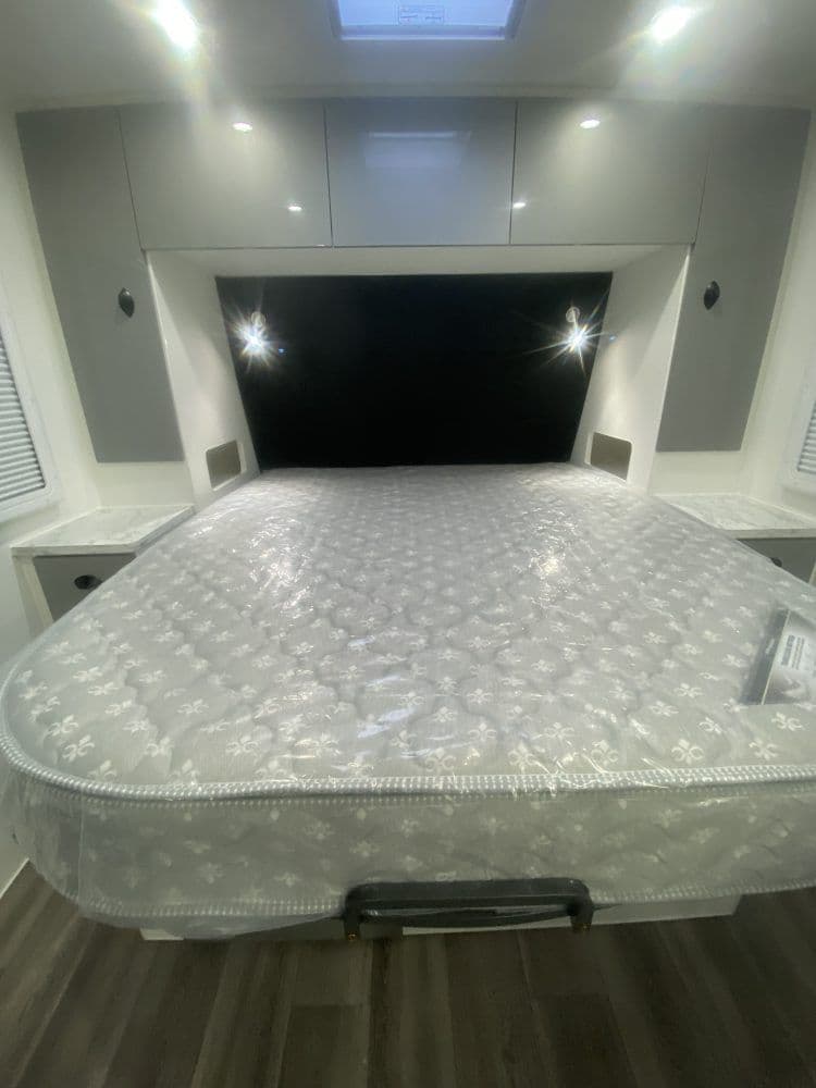 Classic — Queen island bed, 6′2″