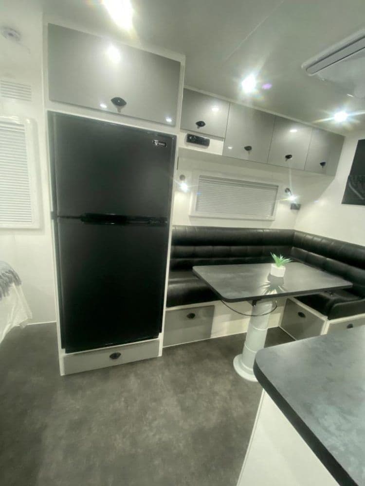 Glacier — 224 L Thetford fridge/freezer