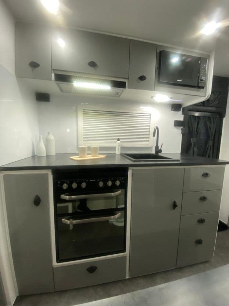 Glacier — Full kitchen — stove, oven & griller
