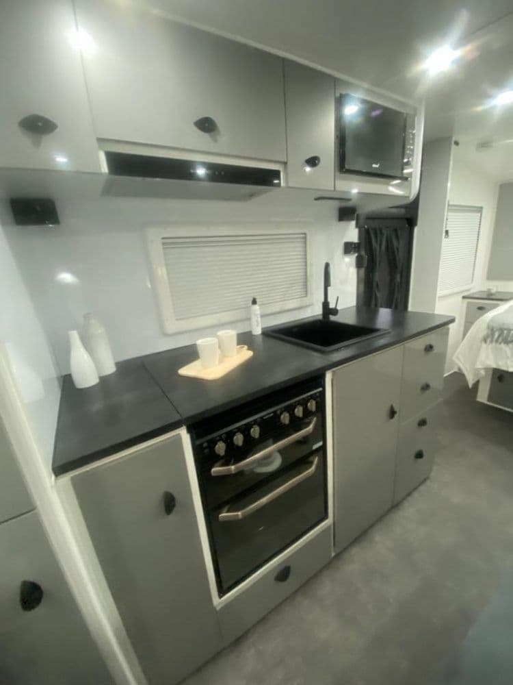 Glacier — Benchtops with recessed stove