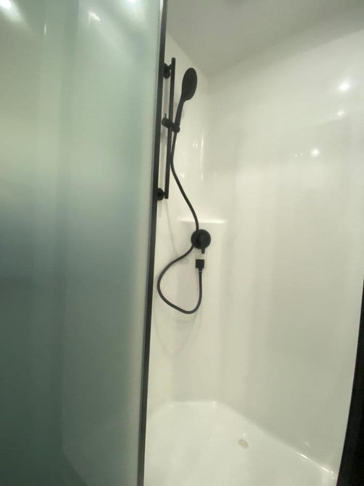 Glacier — One-piece shower