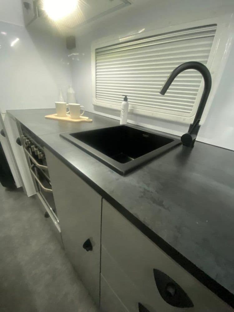 Glacier — Sink with full-height splashback
