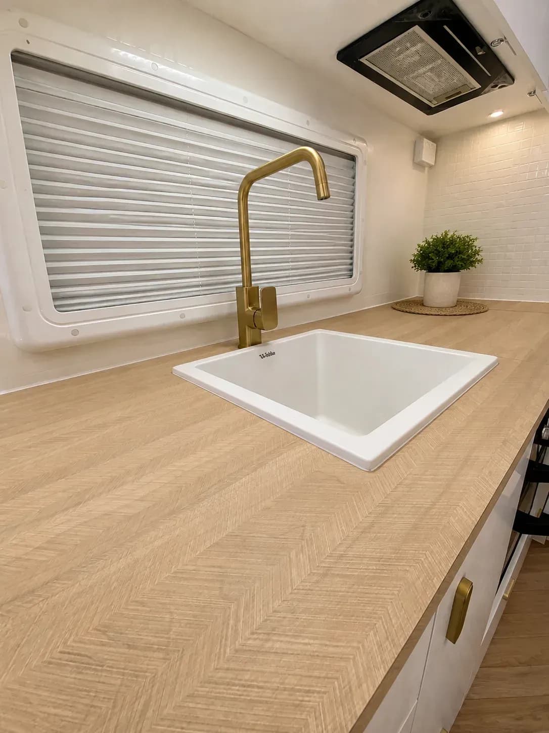 Gold shower rail, rose and mixer