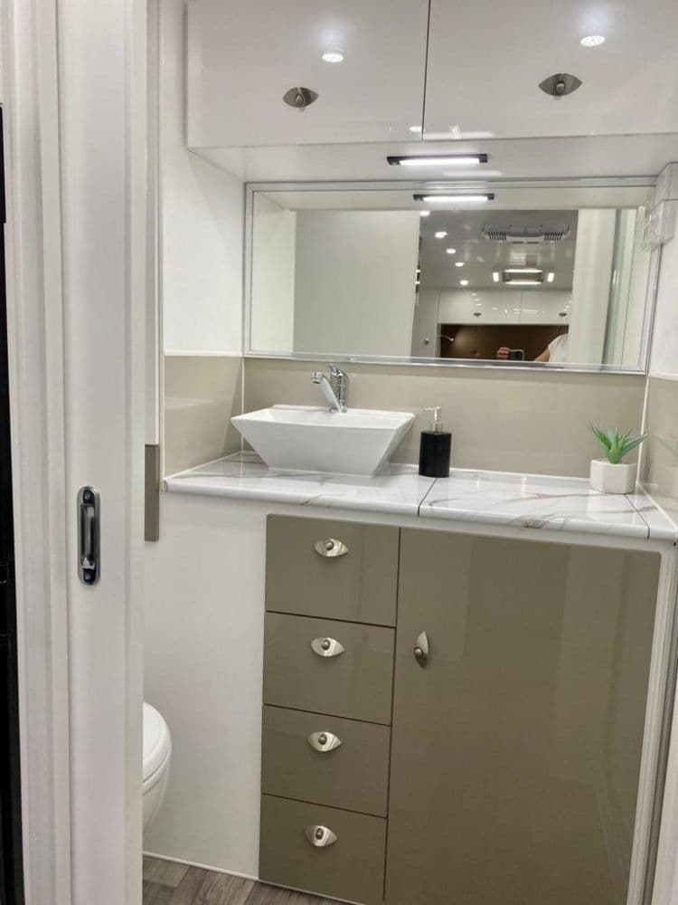 Valley — Ceramic basin and vanity storage