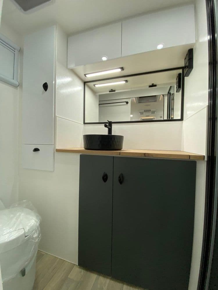 Viking — Entry side — pull-out step and awning